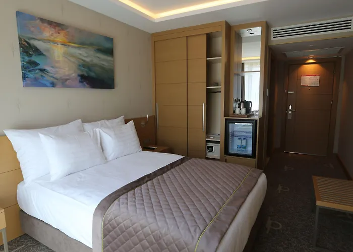 Ramada By Wyndham Cekirge Thermal & מלון