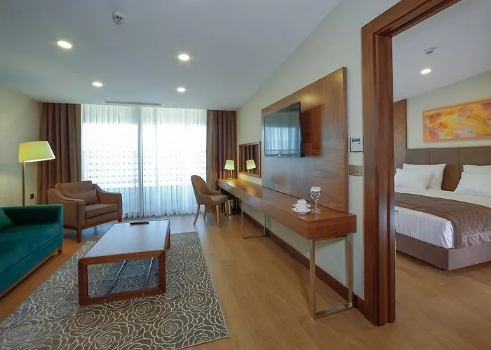 Ramada By Wyndham Cekirge Thermal & מלון